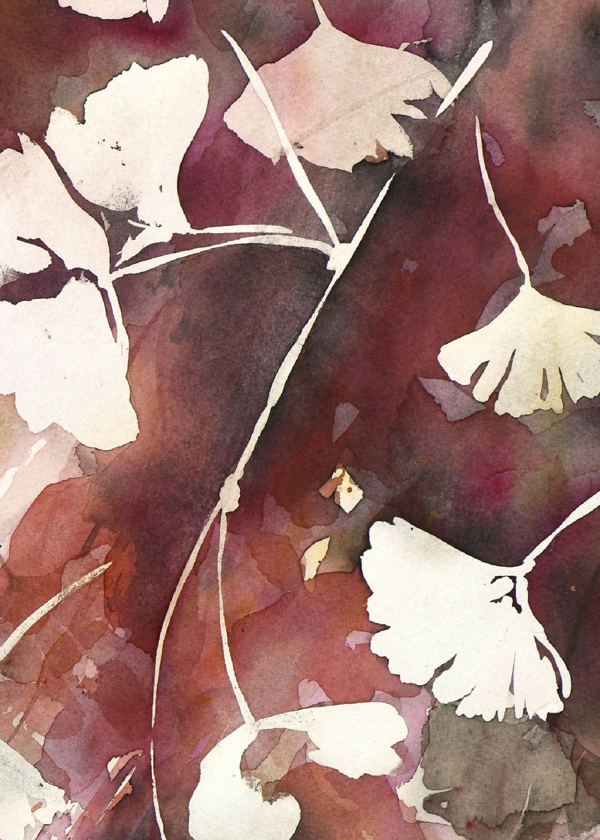 Aquarelle de ginkgo d’automne, gros plan de feuilles blanc cassé sur fond bordeaux.