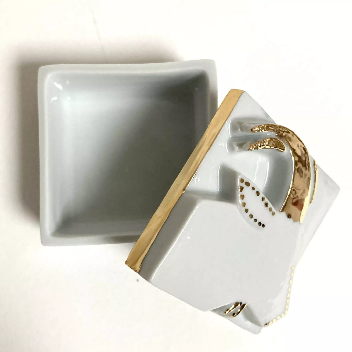 Boîte à bijoux en porcelaine blanche ouverte, compartiment gris et capricorne doré