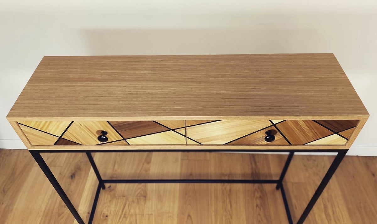Console rectangulaire en chêne, façade de tiroirs à losanges, pieds fins noirs