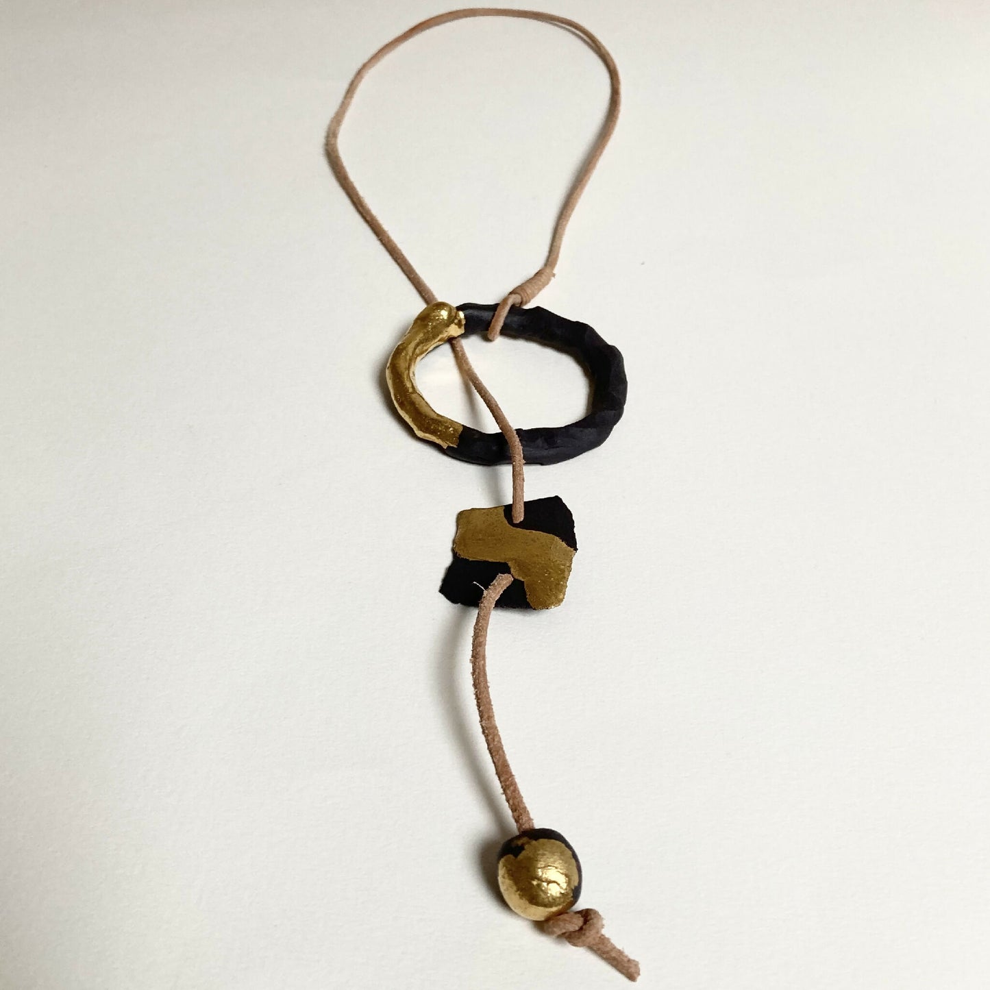 Collier cercle d'or en porcelaine noire