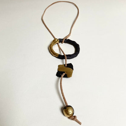 Collier cercle d'or en porcelaine noire