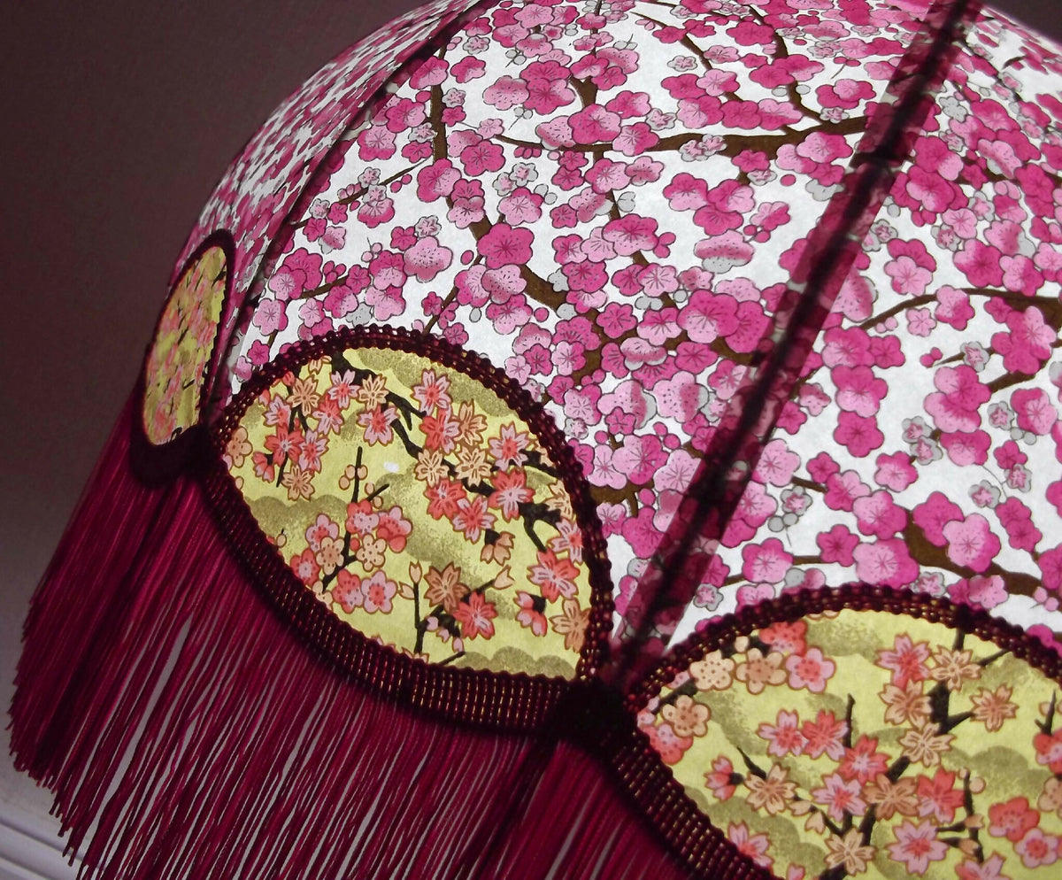 Détail abat-jour rétro Magda: papier japonais rose à fleurs, empiècements verts, franges bordeaux
