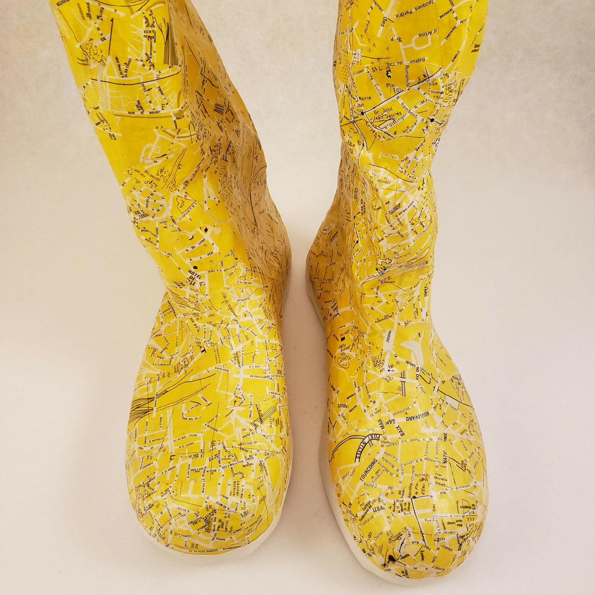 Bottes jaunes tige haute, motif imprimé sur l’avant, bout rond, semelle blanche.