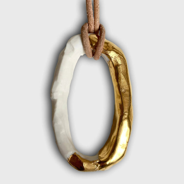 Pendentif collier en porcelaine blanc et or, anneau ovale, cordon brun