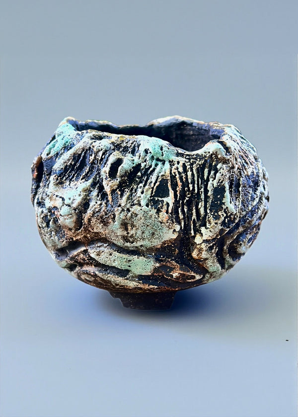 Pot à caudex en grès noir COLIMA, texture mouchetée bleu-vert, ouverture ovale.