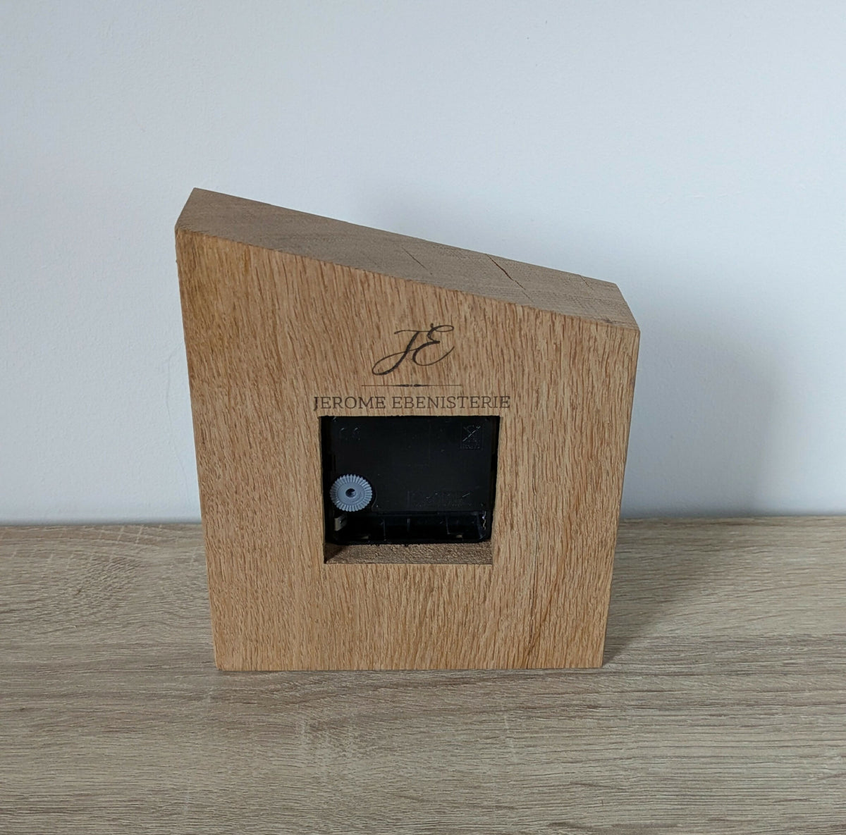 Horloge de bureau : face arrière en bois avec mécanisme et inscription Jérôme Ebenisterie