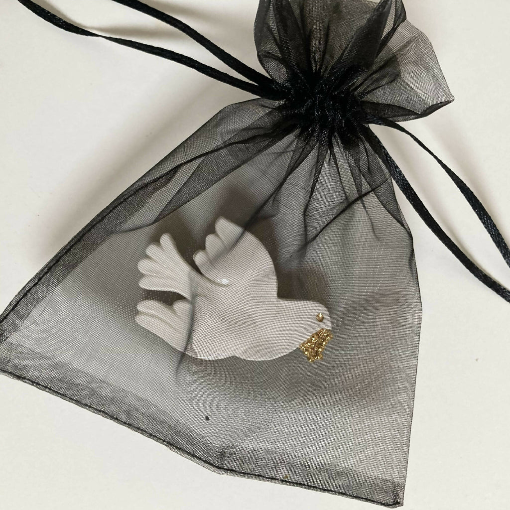Broche colombe blanche dans pochon organza gris foncé à ruban noir