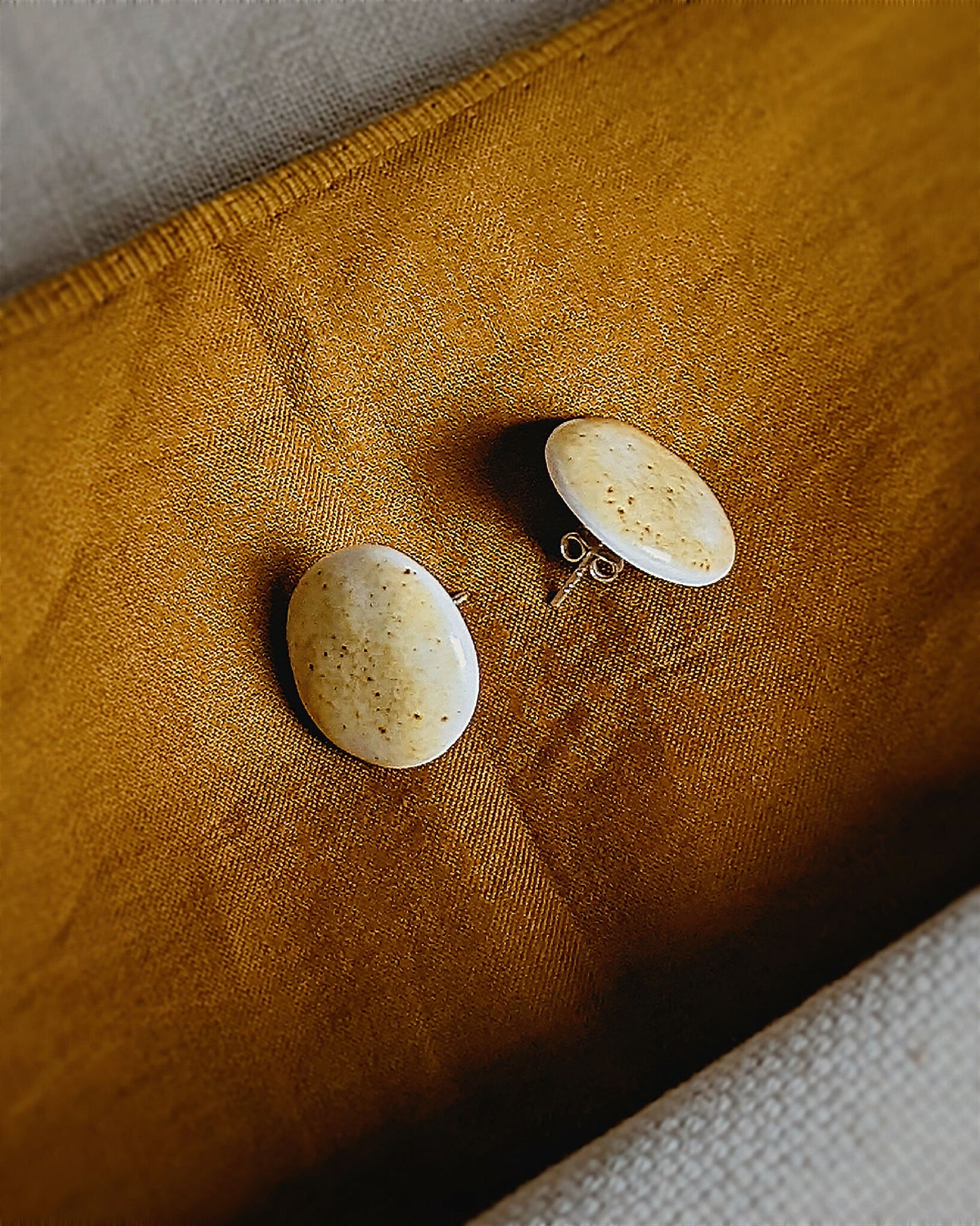 Boucles d’oreilles puces “Amaya” en porcelaine et argent 925