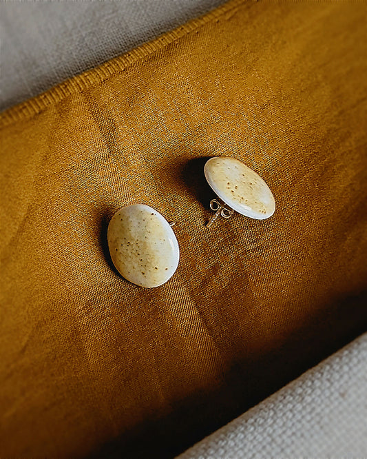 Boucles d’oreilles puces “Amaya” en porcelaine et argent 925