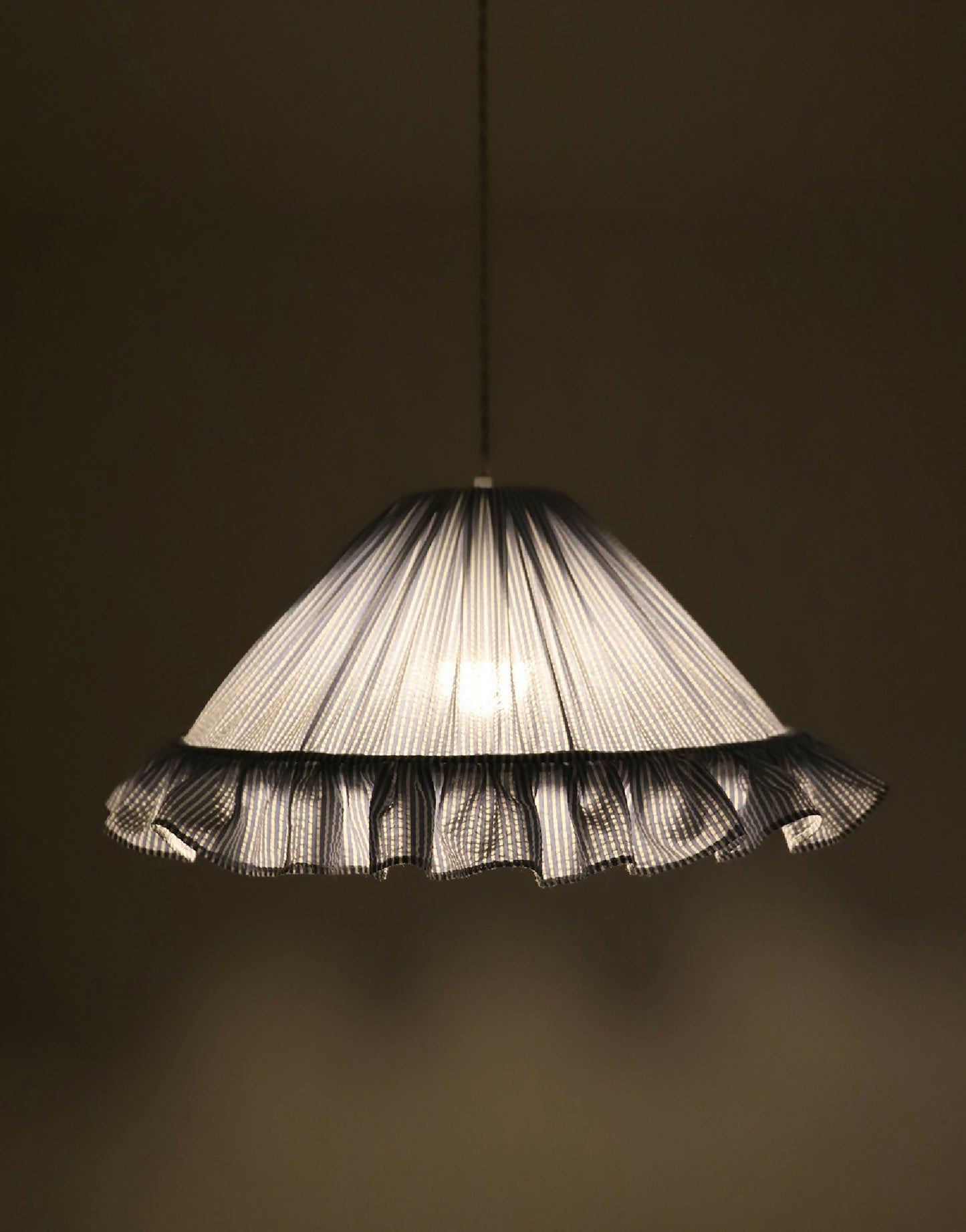 Suspension conique fines rayures avec volant Emilia "marina