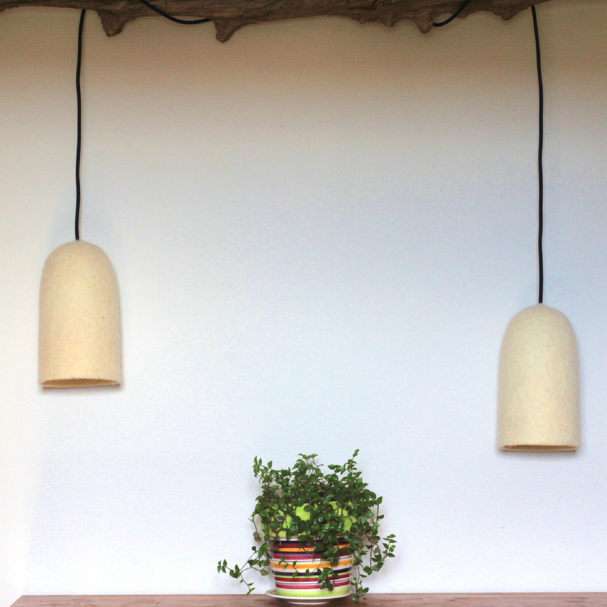 Lanterne suspension avec deux abat-jours en feutre beige