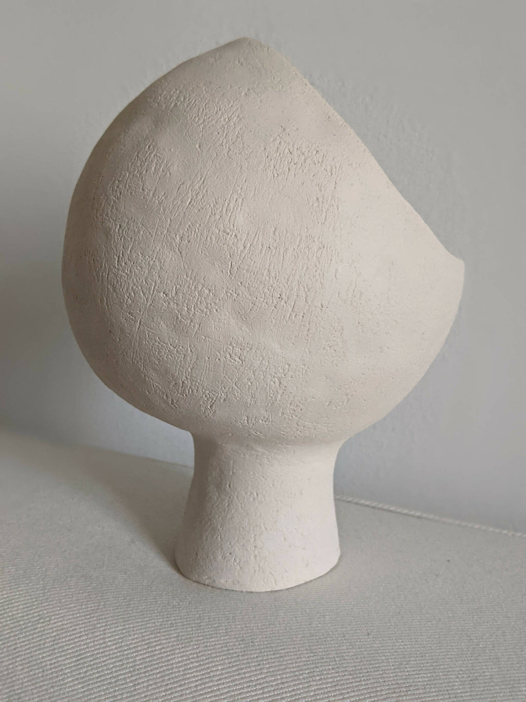 Lampe années 60 en céramique blanc cassé, silhouette asymétrique et surface texturée
