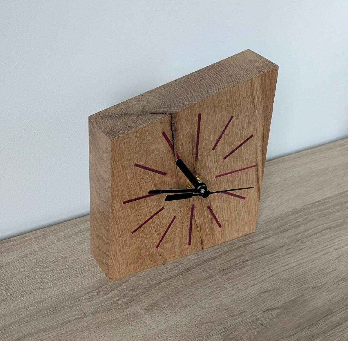 Horloge de bureau en chêne clair, marqueterie de paille, repères bordeaux et aiguilles noires
