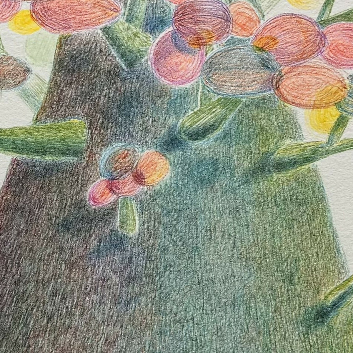 Tableau rapproché : vase vert texturé et fleurs pastel aux pétales arrondis