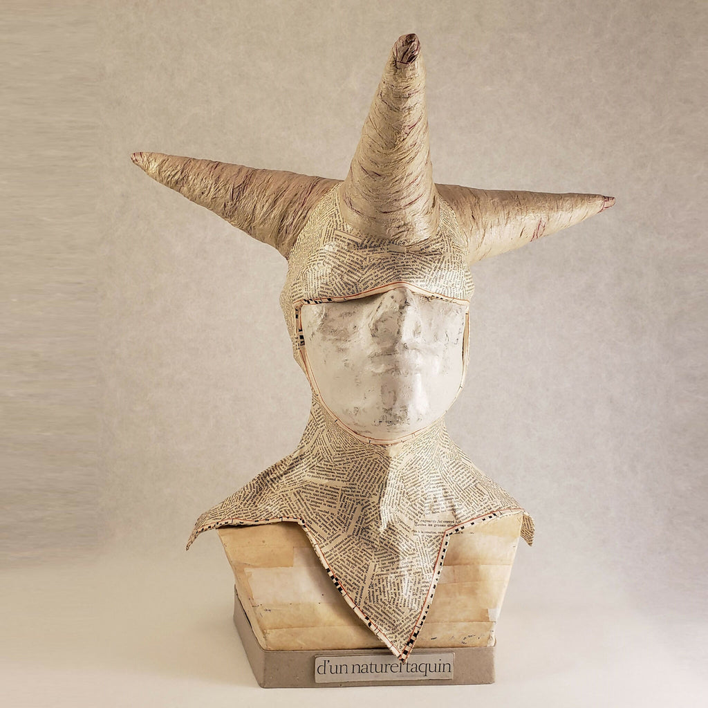 Buste sculpté texturé beige, tête tournée, grand chapeau en cornes, base « d’un naturel taquin »