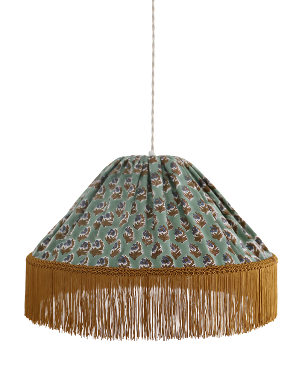 Suspension avec abat-jour tissu vert à motif floral, bordure dorée à franges.