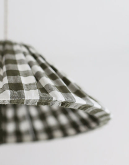 Suspension conique Malala vert kaki : abat-jour maxi vichy pour un intérieur chaleureux