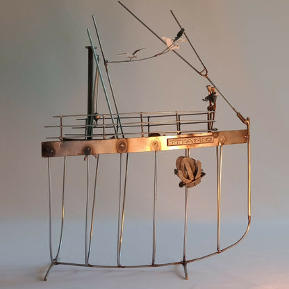 Maquette du Titanic en acier recyclé, vue d’ensemble du bateau sur ses supports