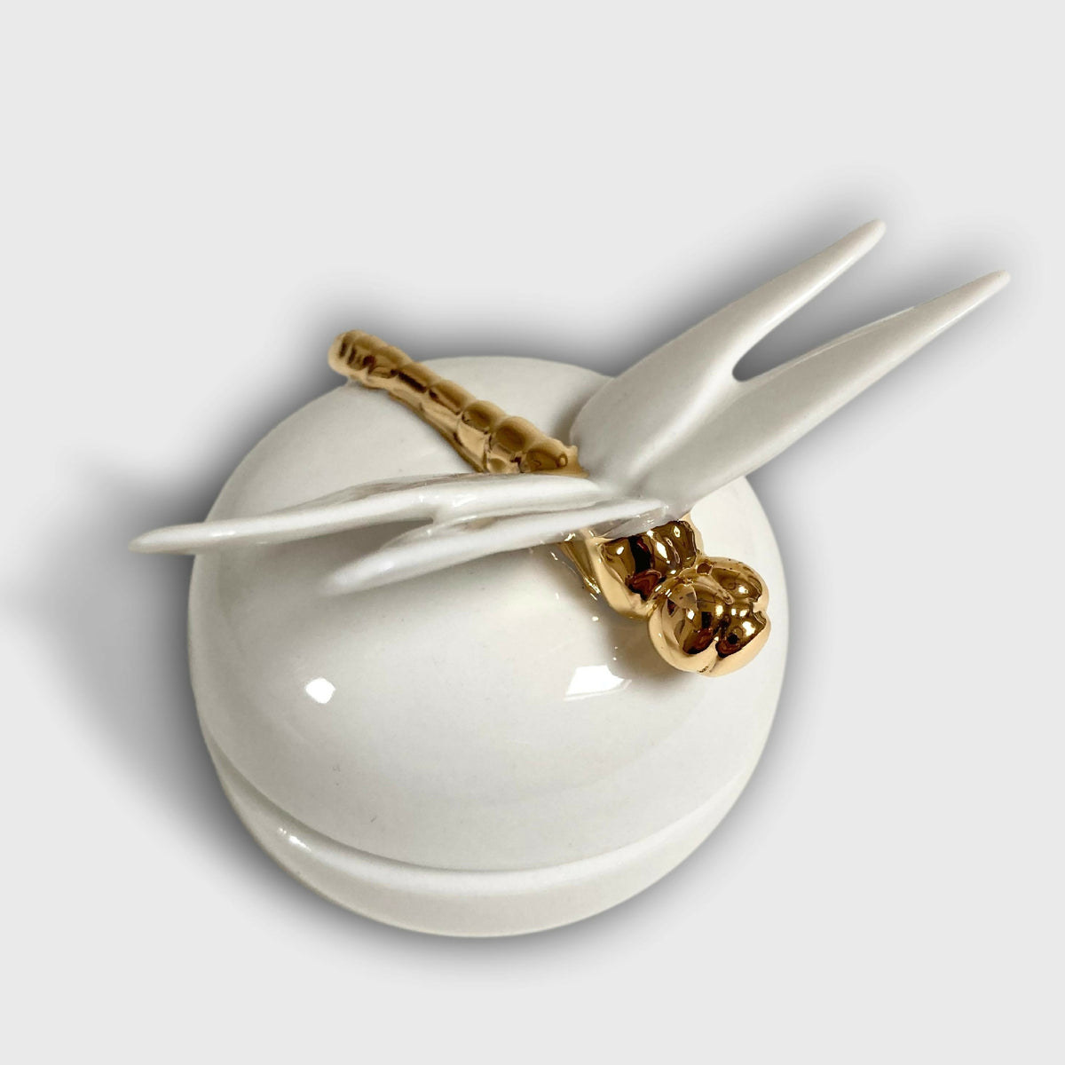 Boîte à sucre en porcelaine blanche, couvercle décoré d’une libellule dorée à ailes blanches