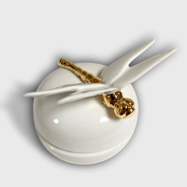 Boîte à sucre en porcelaine blanche, couvercle décoré d’une libellule dorée à ailes blanches