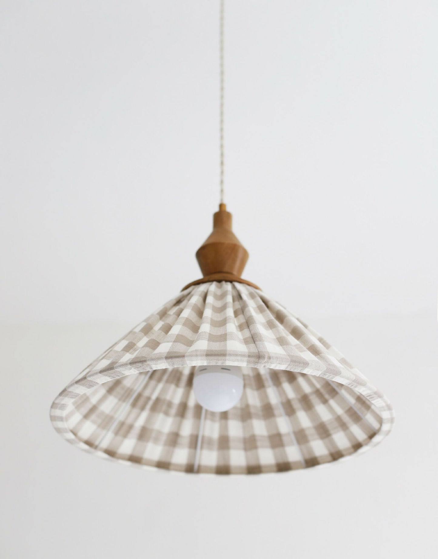 Suspension plissée Olga en toile de coton à grands carreaux beige & bijou noyer