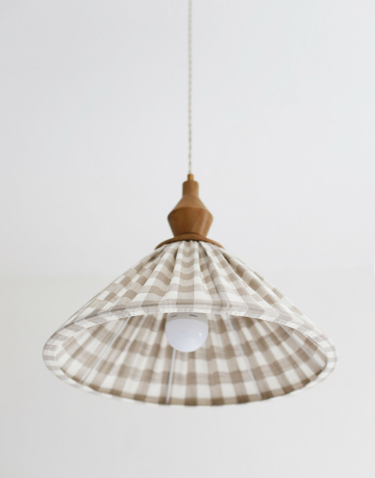 Suspension plissée à grands carreaux beige, abat-jour cloche avec diffuseur