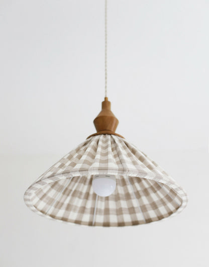 Suspension plissée Olga en toile de coton à grands carreaux beige & bijou noyer