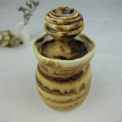 Pot en céramique beige et brun, motifs horizontaux, vue de face sur l’ouverture