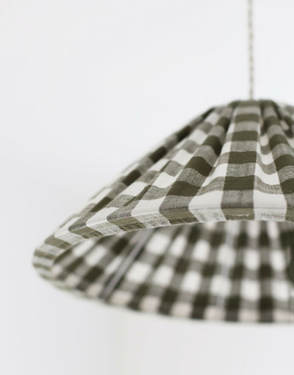 Suspension conique Malala vert kaki : abat-jour maxi vichy pour un intérieur chaleureux