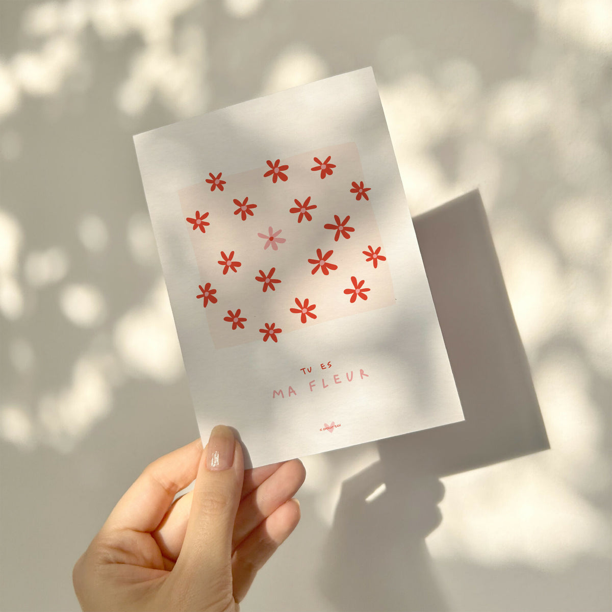 Carte de vœux blanche à motifs fleurs rouges, tenue en main, « Tu es ma fleur »