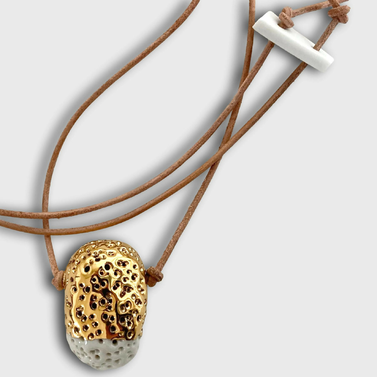 Collier en cuir marron avec pendentif porcelaine : dôme doré et base blanche percée