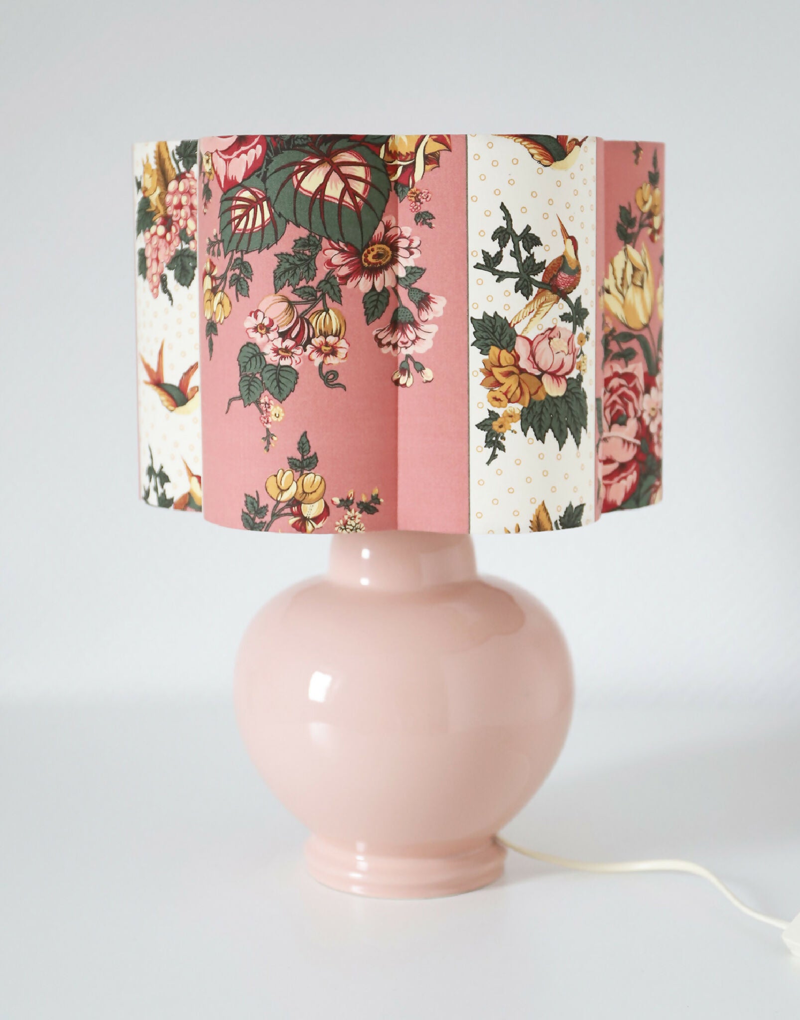 Abat-jour forme fleur floral rose, monté sur base en céramique beige avec câble