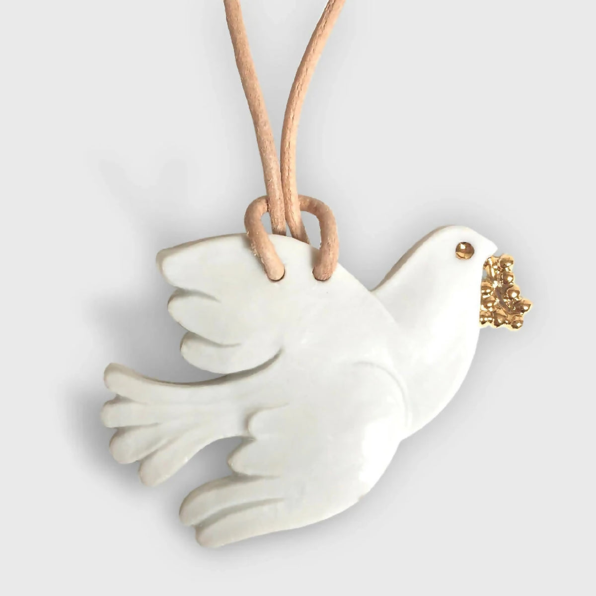 Collier colombe avec pendentif colombe blanche sculptée et cordon en cuir beige