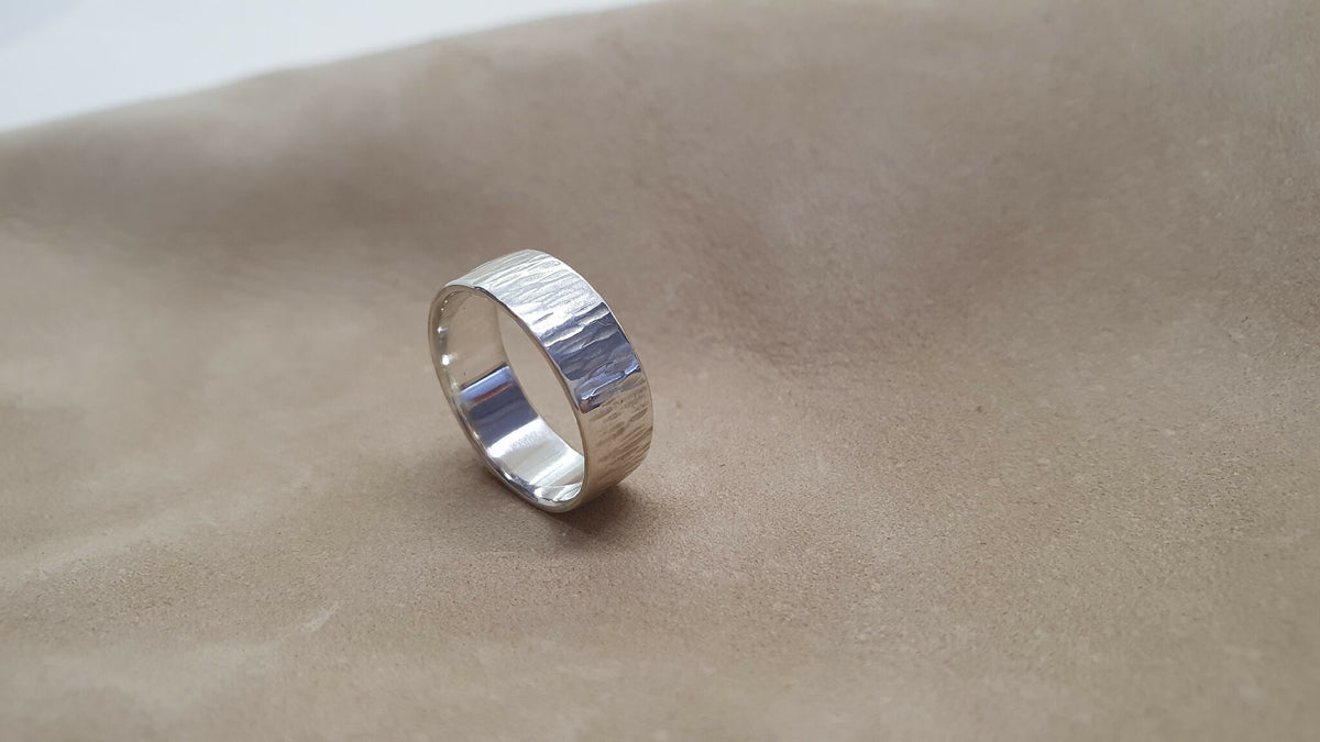 Bague argent Sillage, anneau poli et texturé, face intérieure lisse