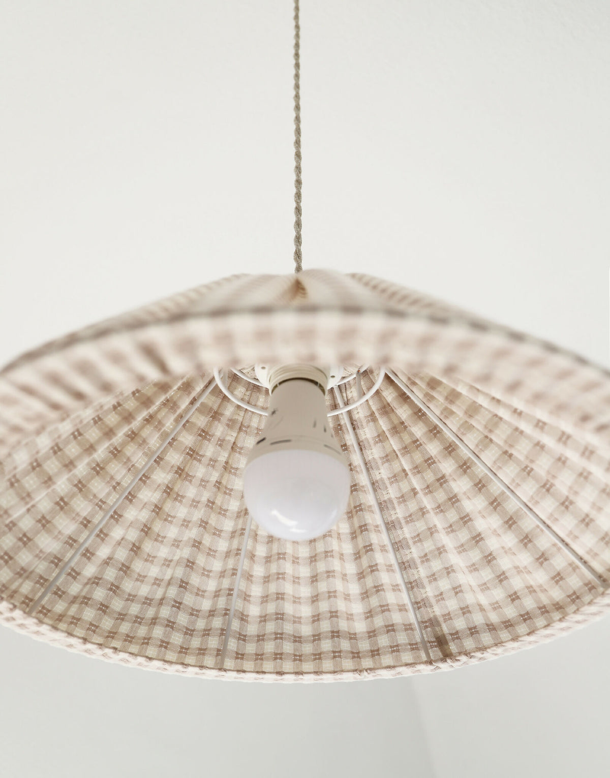 Suspension conique vichy beige clair, petits carreaux, support de douille et cordon.