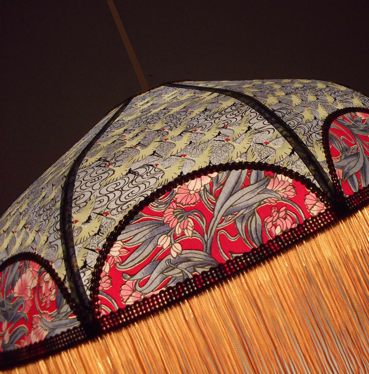 Abat-jour rétro en papier : bordure noire décorative, franges dorées et motif japonais.