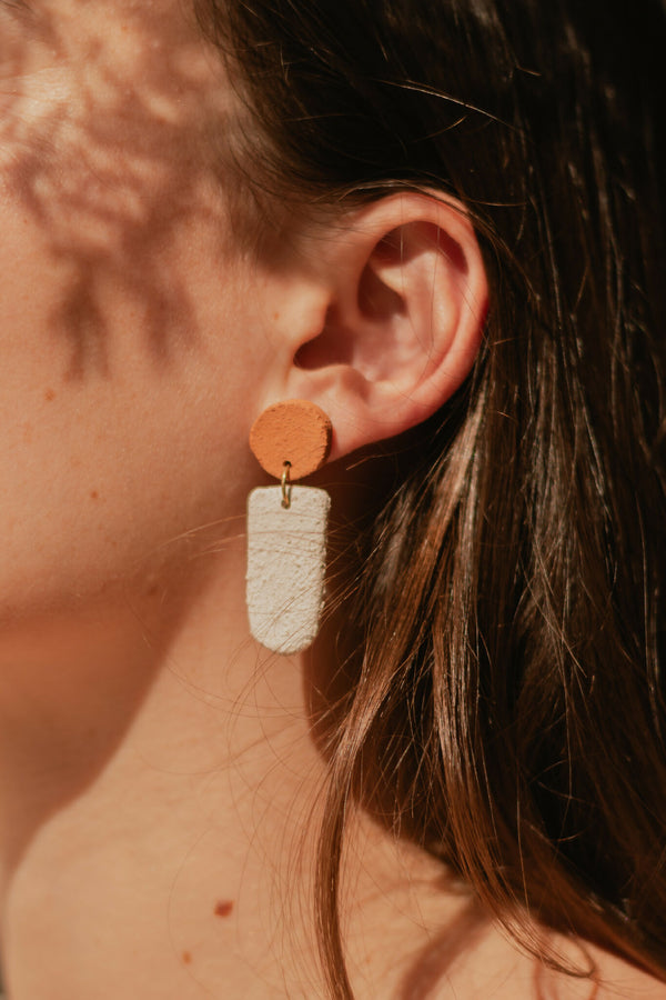 Boucles d’oreilles Mandrine : disques terre cuite et pampilles beige