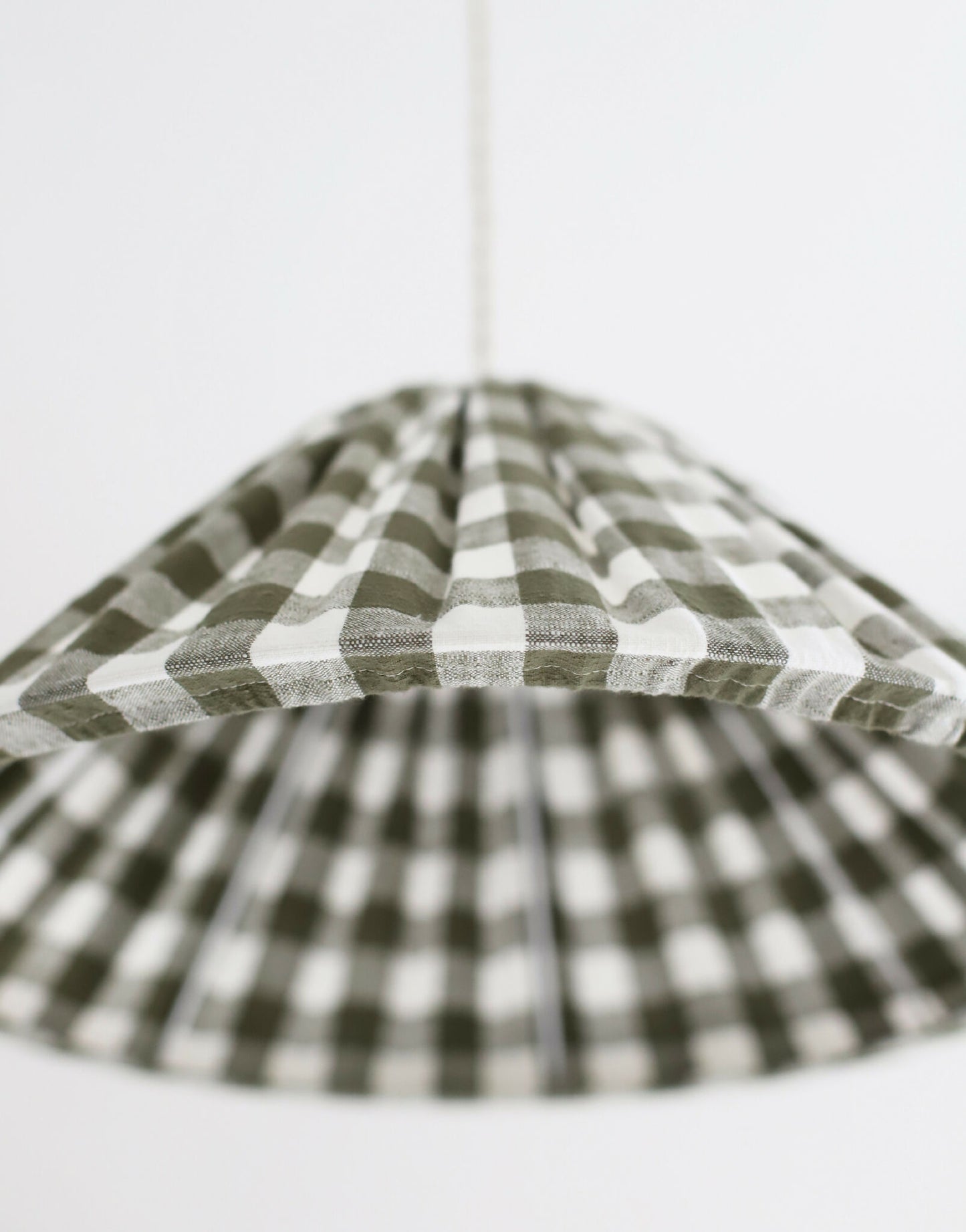 Suspension conique Malala vert kaki : abat-jour maxi vichy pour un intérieur chaleureux
