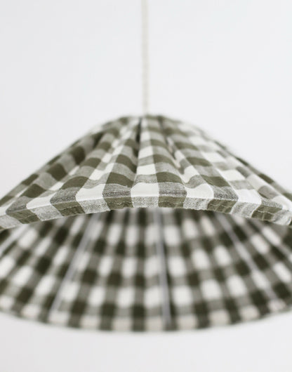Suspension conique Malala vert kaki : abat-jour maxi vichy pour un intérieur chaleureux