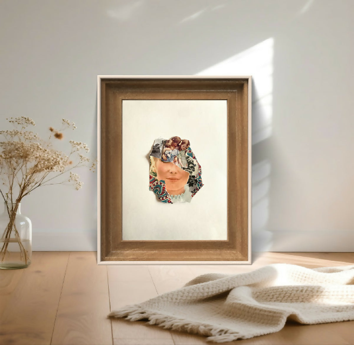 Tableau portrait en cadre bois, visage en collage d’enfants, composition centrale