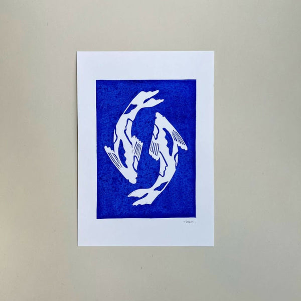 Linogravure A5 de poisson koi, encadrée, bleu ultramarine et silhouette blanche
