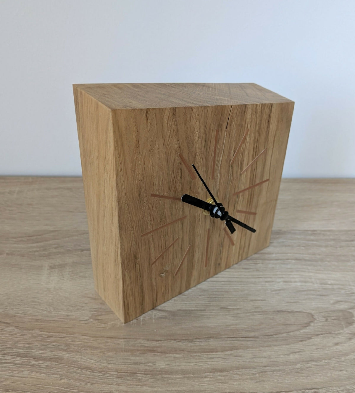 Horloge de bureau en chêne massif, marqueterie de paille, cadran avec aiguilles noires