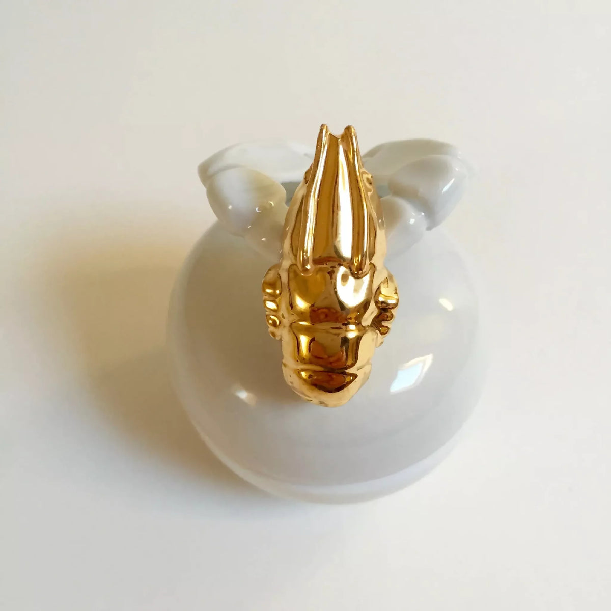 Boîte à bijoux blanche: homard doré centré sur le couvercle