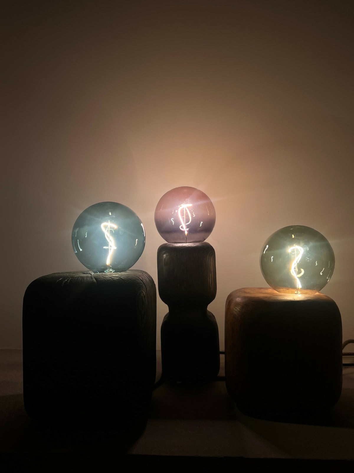 Sculpture lumineuse CUBE SPHERE : trois blocs noirs avec globes en verre vert et rose