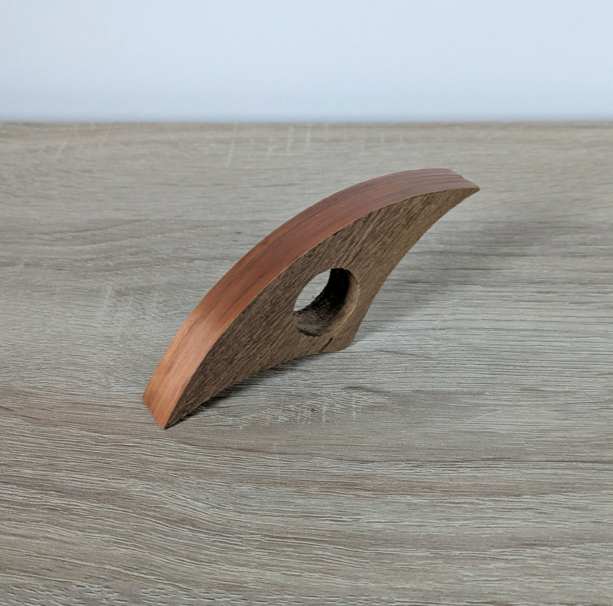 Bague de lecture avec marqueterie paille cuivre, sur support, ouverture ovale