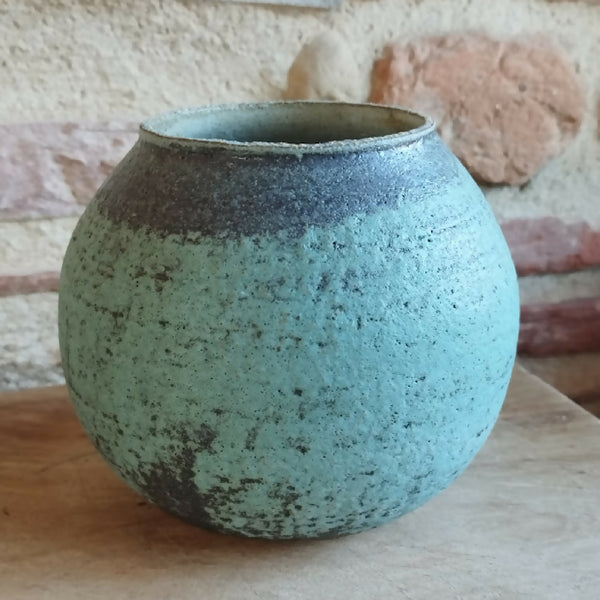 Vase en céramique turquoise à surface texturée, ouverture ronde