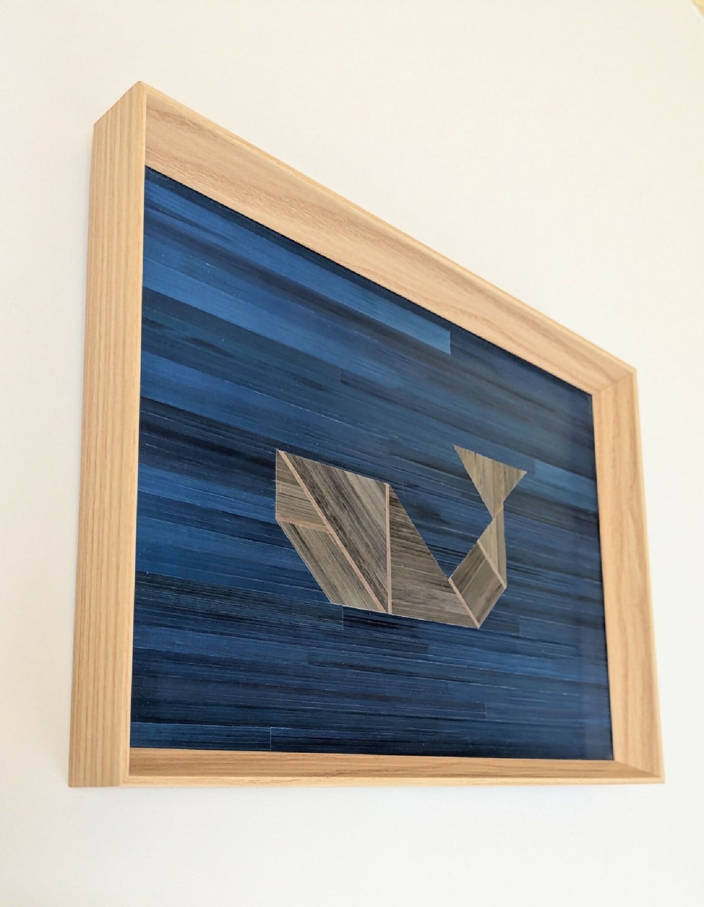 Tableau tangram en marqueterie, vue en biais, bleu roi et gris anthracite