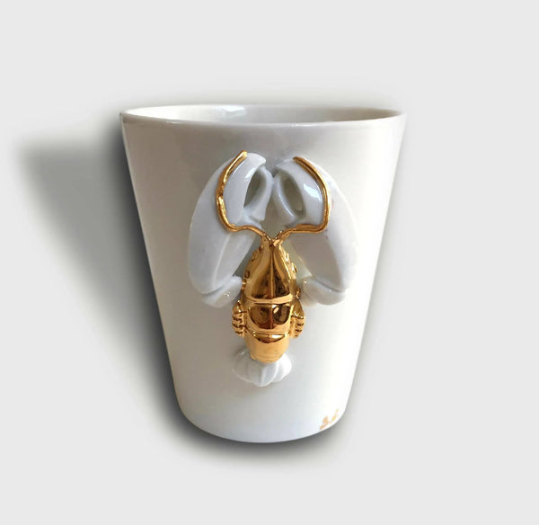 Mug blanc en céramique avec décor homard doré en relief sur la face