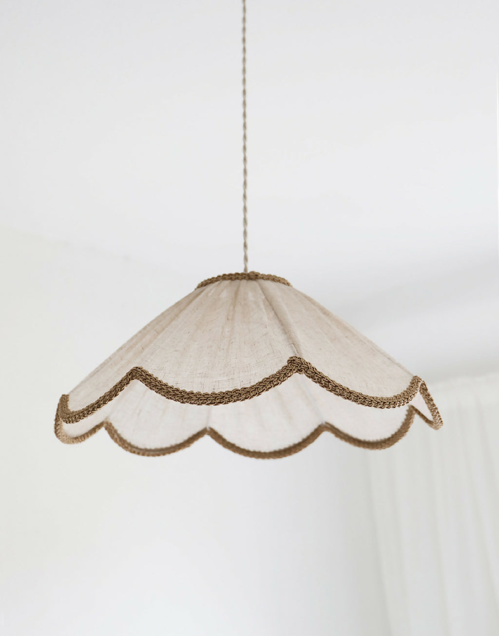 Abat-jour suspension beige uni à volants ondulés et bord tressé