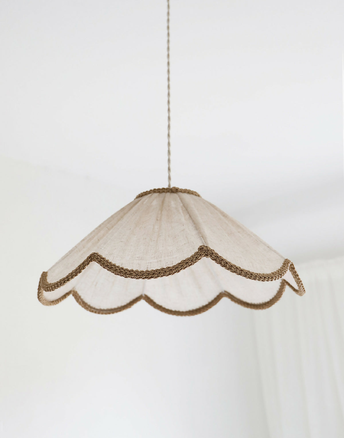 Abat-jour suspension beige uni à volants ondulés et bord tressé